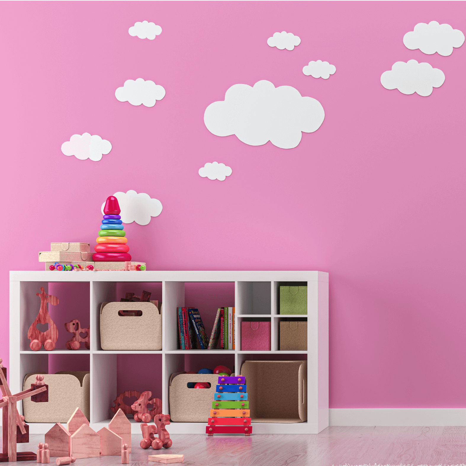 Wandfarbe Babyrosa in einem Kinderzimmer mit weißen Wolkenstickern.
