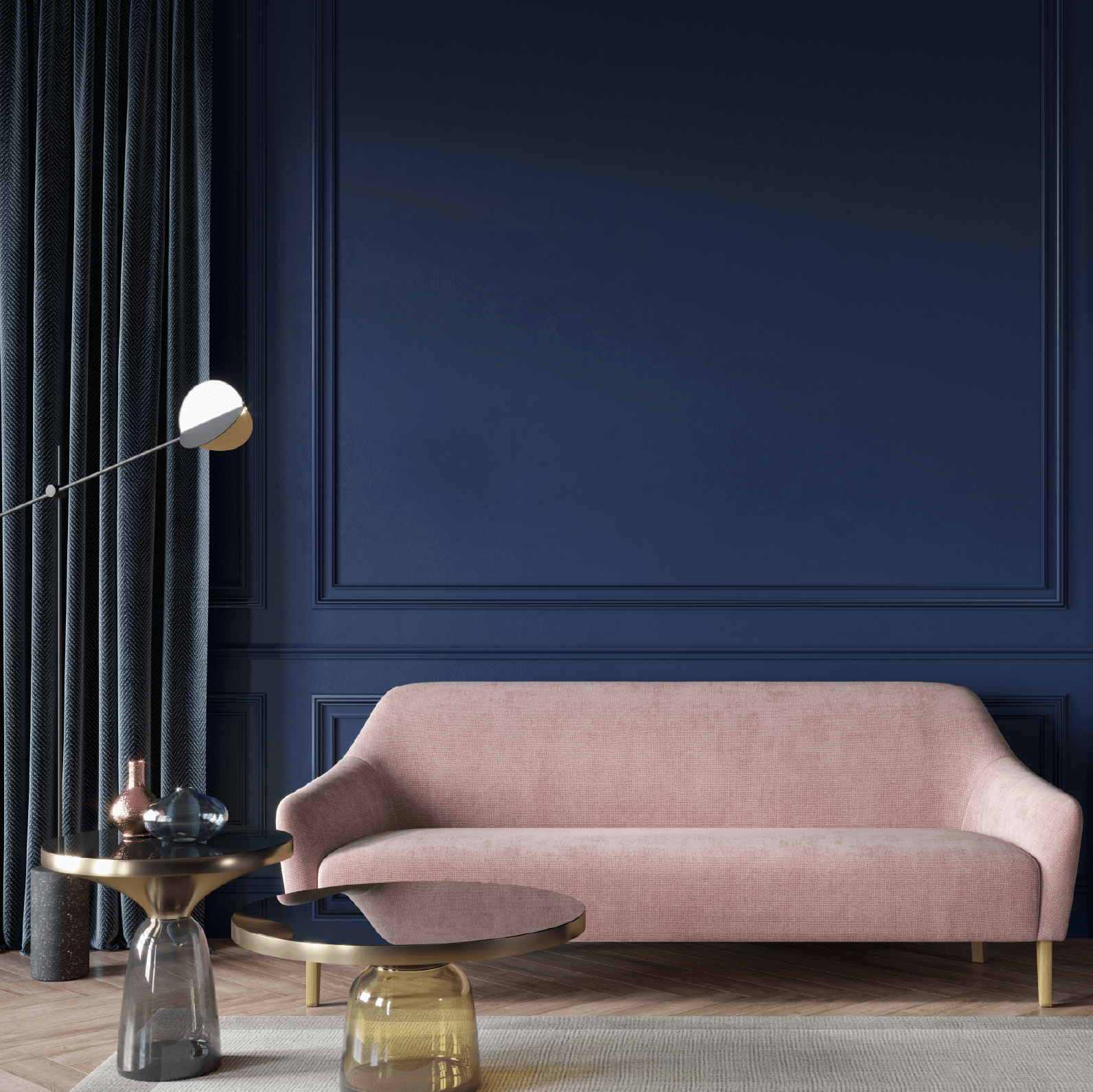 Wandfarbe kobaltblau in eleganter Wohnraumgestaltung mit rosa Sofa und modernem Dekor