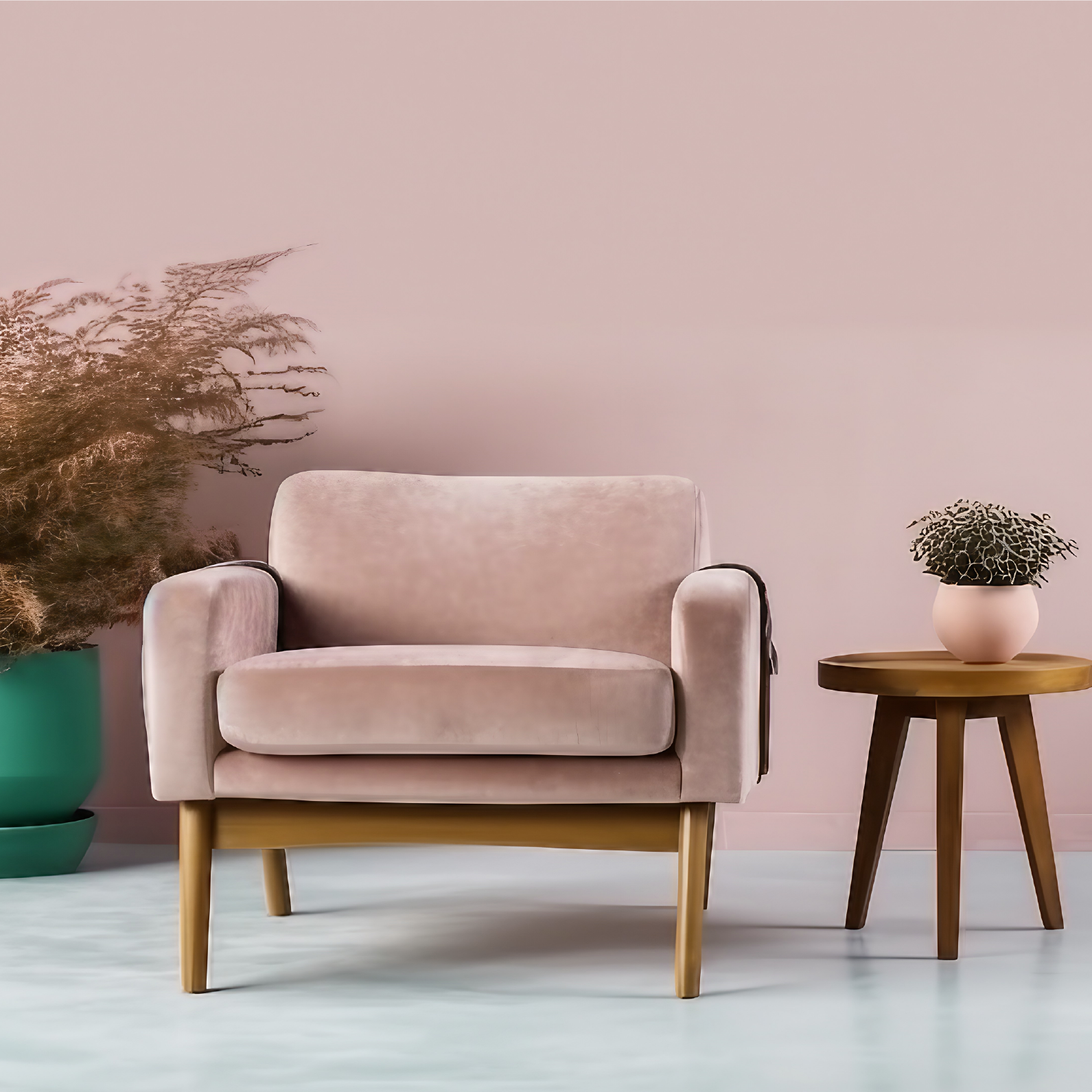 Eleganter Sessel in pastellrosa vor einer pastellrosa Wand, kombiniert mit einer Tischpflanze und modernem Tisch.