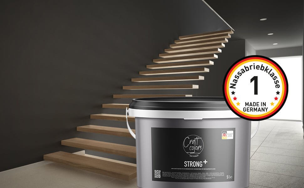 Wandfarbe Strong+ Basaltblau No. 961 in einem modernem Treppenhaus, optimal für stark beanspruchte Innenräume.